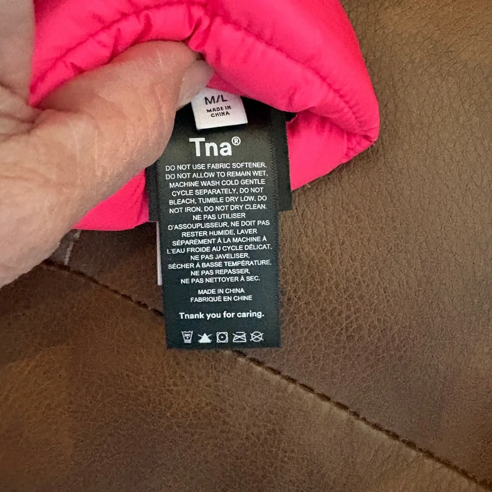 ARITZIA TNA HOT PINK PUFFER MITTENS Gloves Down M/L‎ Medium Large